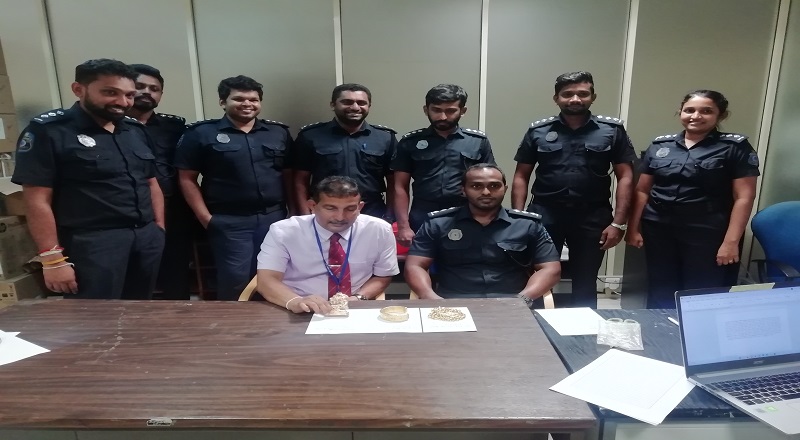 சட்டவிரோதமான முறையில் நாட்டிற்கு கொண்டு வரப்பட்ட  5.5 மில்லியன் பெறுமதியான தங்கங்களுடன் ஒருவர் கைது